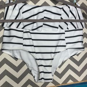 Kortni jeane medium white and black striped swim